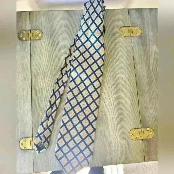 Pierre Cardin tie. 100% silk - Picture 5 of 5